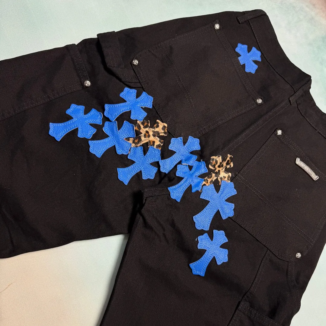 🅿️310 🔘Model No.-KL105 🔘Croxin𝐂𝐡𝐫𝐨𝐦𝐞 𝐇𝐞𝐚𝐫𝐭 24SS Workwear Logging Klein Blue Leather Limited Edition Jeans* Croxin’s pants are particularly outstanding in color design and stand out among similar products. It is made of beaded canvas fabric. After a complicated and delicate washing process, it feels very good when worn on the body and looks high-end and charming. The pants are three-dimensionally cut, with a crisp and stylish shape, smooth lines, and a high level of design. The hardware accessories on the pants are specially customized according to ZP standards. The beaded canvas fabric is originally thick, but after washing it becomes soft and breathable. The small leather label on the pants is specially designed, revealing unique creativity in a simple style. The production process is very exquisite, every stitching is neat and regular, and the details are handled particularly well, showing high quality. Moreover, these pants have a genderless design and can be easily worn by both boys and girls. They are perfectly in line with the current diverse and inclusive fashion trend and look good no matter how you wear them.  Size: S M L XL XXL (28.30.32.34.36) Color: Black
